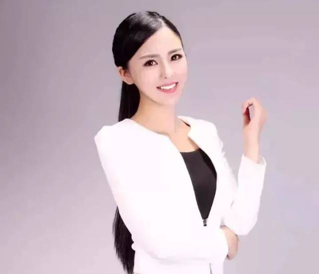 94年美女为汪峰主持演唱会,长得真漂亮!