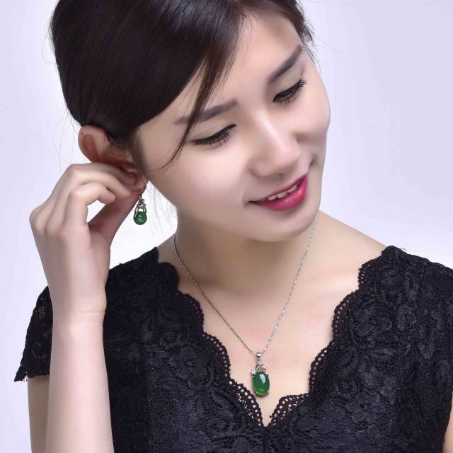 女人过了45岁就别戴银项链,6款精美玉石吊坠,更显优雅
