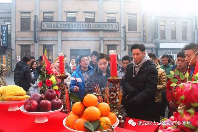 今天上午,大型谍战电视剧《蜂巢》在基地举行了开机仪式.