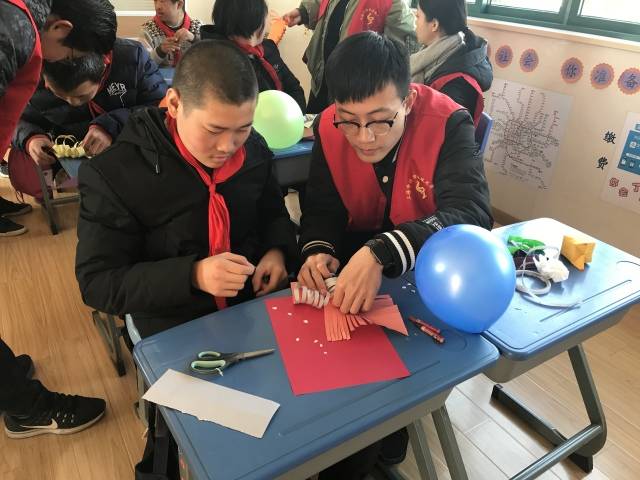 在校团委实践中心的组织下,我们今天17个志愿者到金山区辅读学校与一