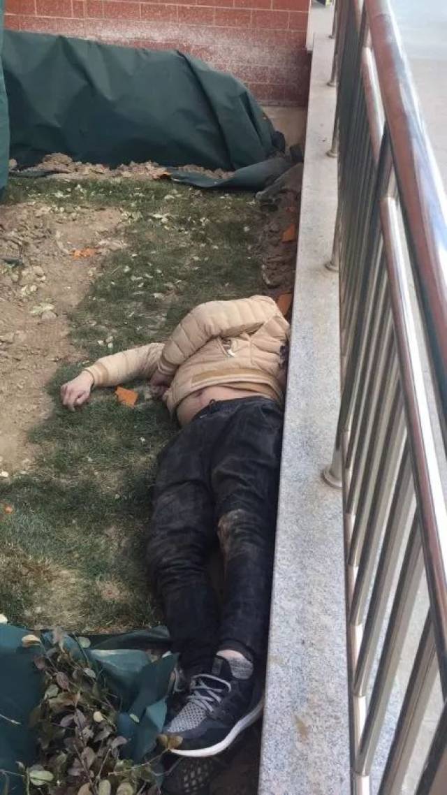 痛心!今天上午九点左右,易县太阳城小区1号楼一名年轻男子跳楼身亡
