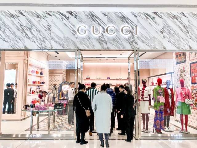 gucci 精品店在重庆国金中心的二楼和三楼,按男女装分开成了两个独立