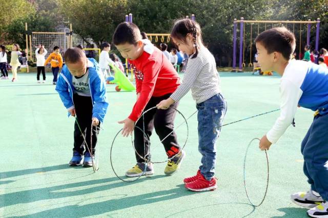 是七幼一直在探索的内容,如跳竹竿,跳皮筋,抽陀螺,滚铁环等