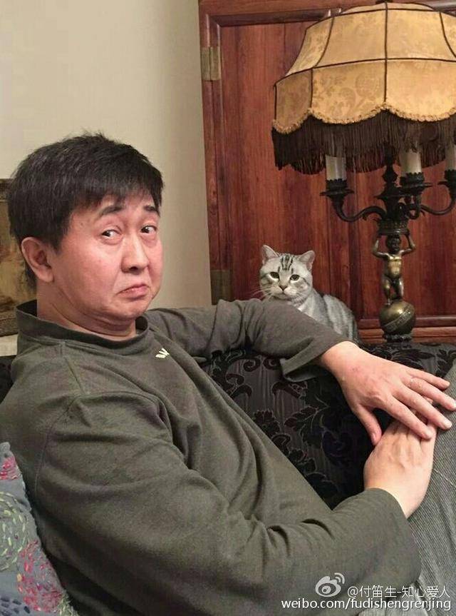 51岁的付笛声确实老了很多,再也不是当初的纯情小男人了,脸上的皱纹