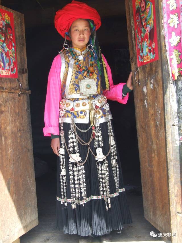 香格里拉藏民以畜牧为主,穿的服饰以及生活用品毛毯,帐篷,马鞍等纺织