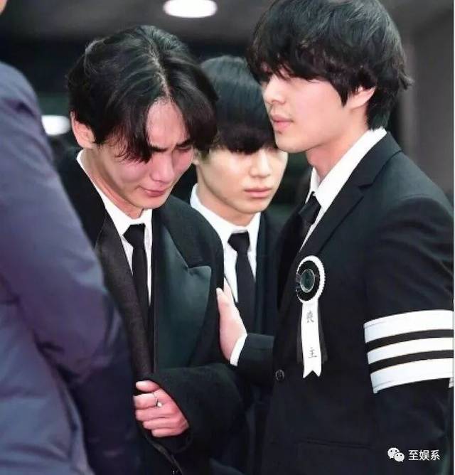 在金钟铉出殡式上"抢c位"?女团成员yeri的举动引发巨大争议!