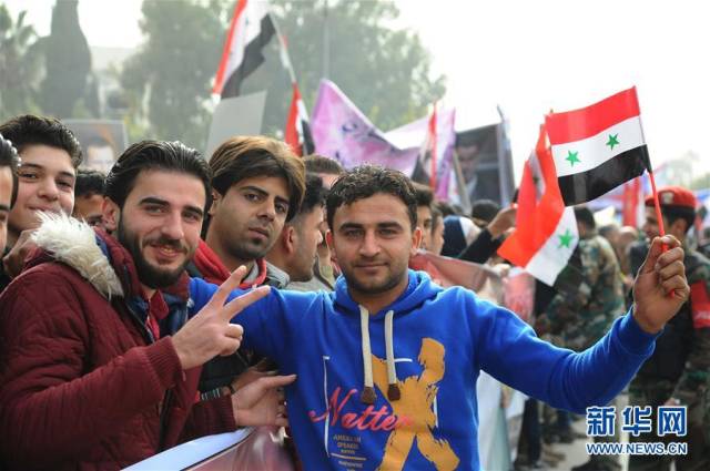 12月21日,在叙利亚阿勒颇,民众摆出胜利手势,纪念阿勒颇解放.