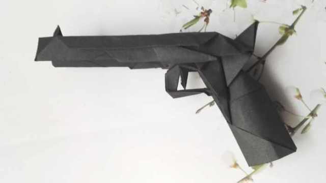 手工折纸 教大家做一款立体感十足的小手枪 详细图解教程!