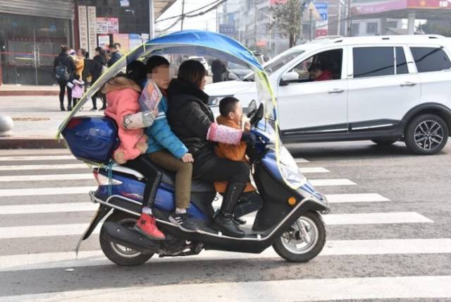 南充某小学中午放学接送场面,这样搭人真危险!