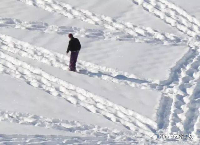 这不仅仅是滑雪者和雪人散落在滑道上的轨迹,而是西蒙·贝克的雪之