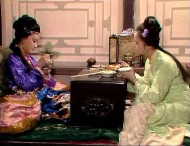 比如贾母对大丫鬟鸳鸯的依赖,比如紫鹃和黛玉的姊妹情深,比如宝玉对
