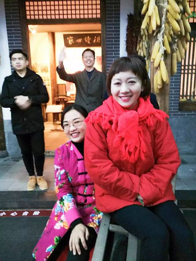 这是要发嫁的小媳妇吗? 还真像样来! 新娘子真美!