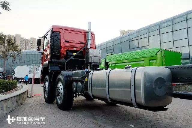8x8全驱,就是要和进口车正面刚,重汽新推出的特种卡车底盘实拍