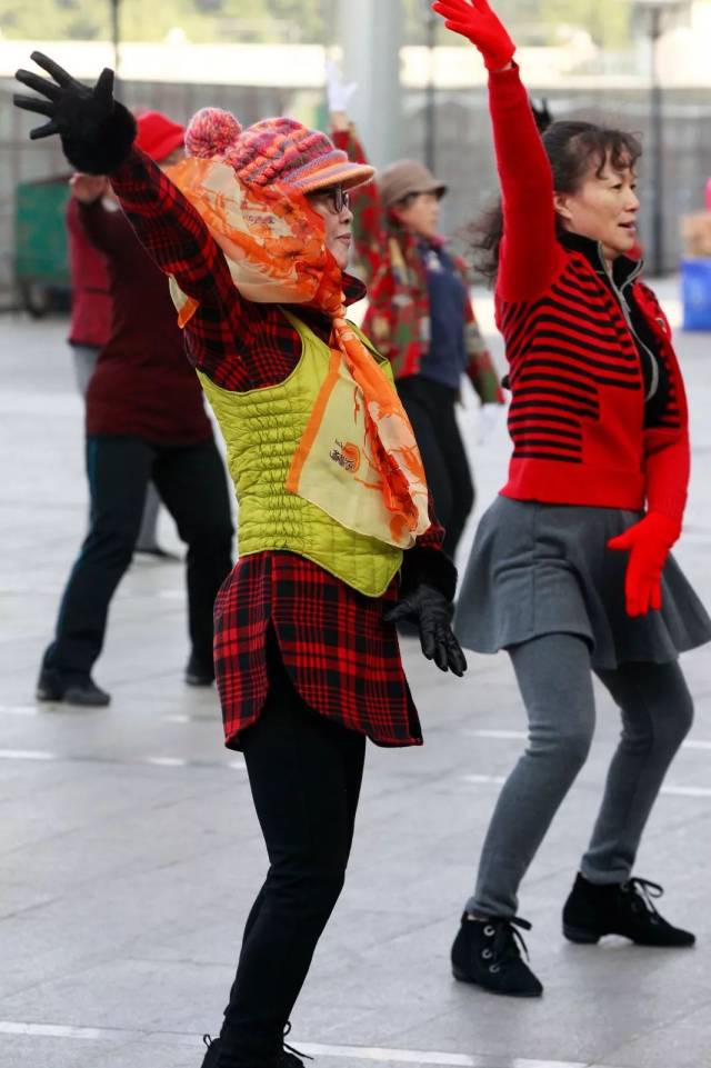 当寒冷能够打败广场舞阿姨的时候 这种冷还需要小编来形容吗?
