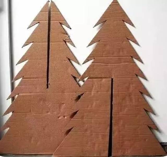 将两块纸板叠合起来,圣诞树的雏形就出来了
