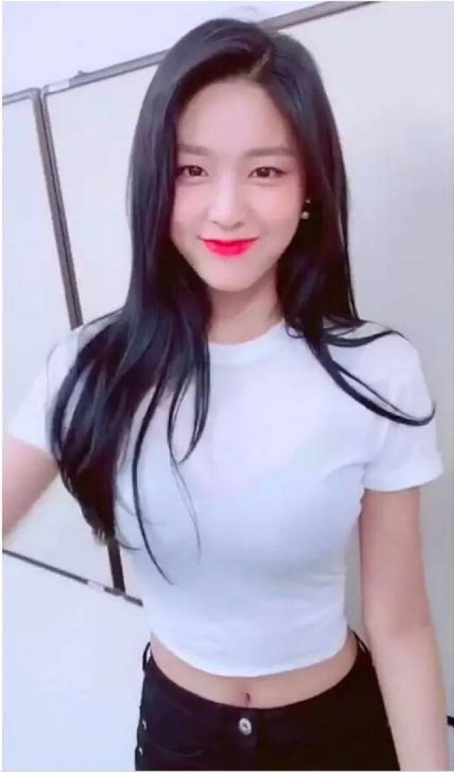 脸小性感又清纯,有胯有臀,韩国有比金雪炫身材更好的女爱豆吗