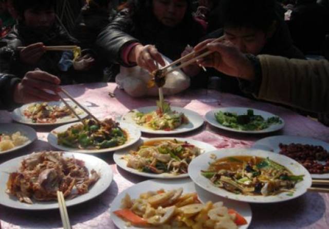 最后再来一张吃饭的照片,这一来婆婆就亲自下厨做饭了,一顿丰盛的午餐