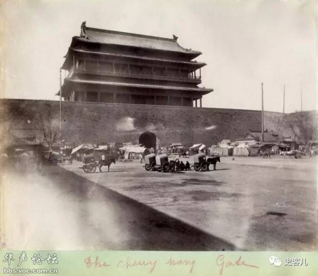 1890年,正阳门城楼南面瓮城内