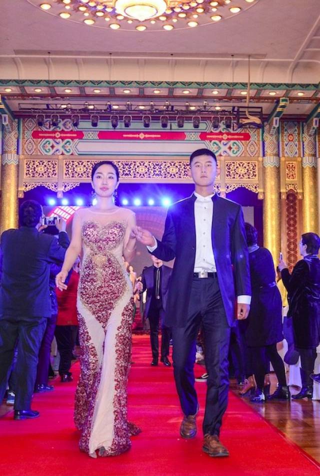 大会上,环球皇后白珊,国际小姐冠军,凑凑众筹首席运营官谢君俐,北京盛