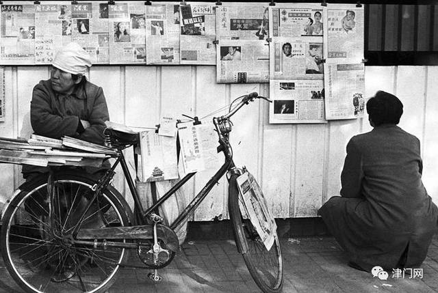 1992年,北京展览馆路街边儿一家报摊儿.图:卢北峰