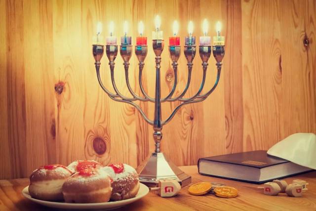 光明节  hannukah 光明节是犹太教的重大节日,传说犹太人收复耶路撒冷