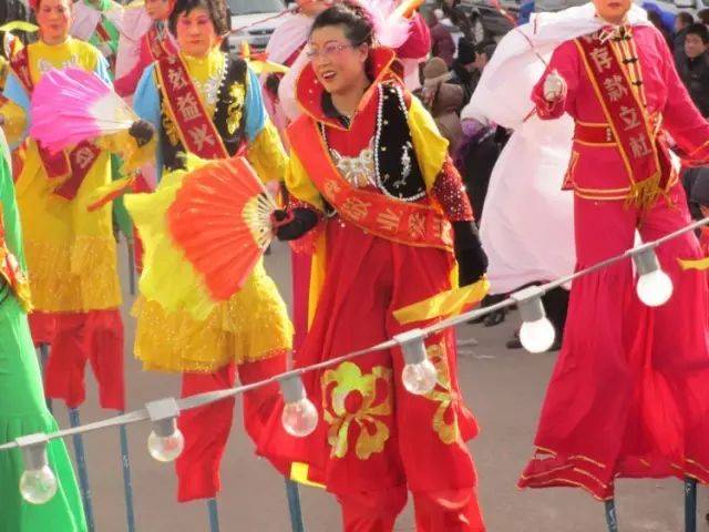 实拍:定襄王进村高跷秧歌,场面太震撼!