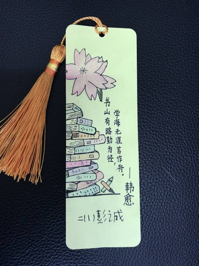 本届读书节活动中,在四,五年级开展了"读书小报"评比活动.