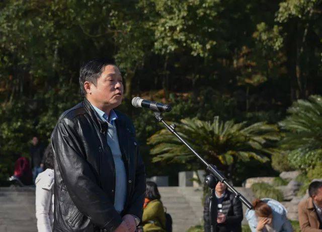 市总工会党组书记,常务副主席陈忠喜宣布大比武正式开始,比武正式拉开