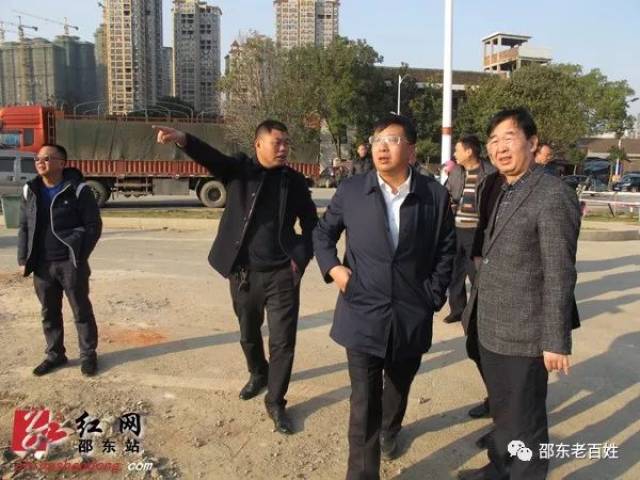 沈志定,刘向听取大禾塘街道办党委书记李佑军介绍人民路改造工程拆迁