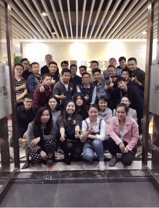 公司部分员工合影