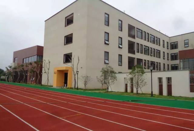 古墩路小学总建筑面积约36154平方米,建设规模为36个班级.