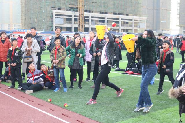 大手牵小手 运动乐成长—郑州经开区瑞锦小学举办第二届冬季趣味运动