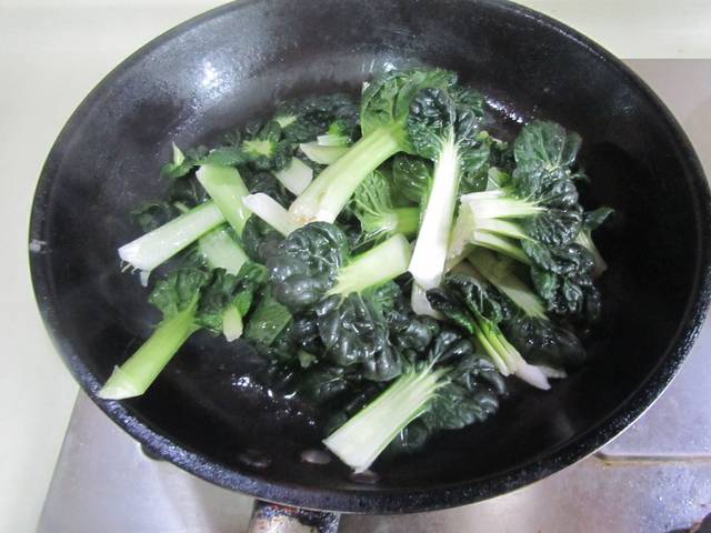 4 爆香后放入乌塌菜进去翻炒