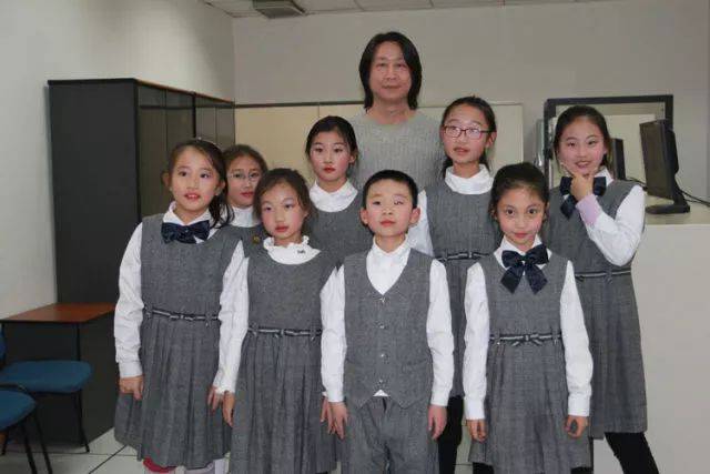 明星小学的孩子们和大连电视台"老曲大大"一起讲故事
