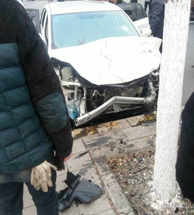 漯河这路口又出事故!12:00淞江路与青山路交叉口.
