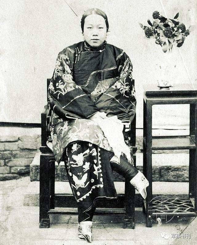 晚清妇女的真实形象:妇女缠足是封建时代的陋俗,现已成为历史的陈迹.