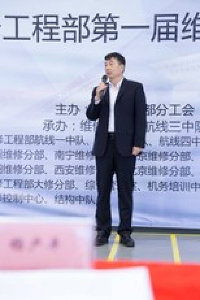 图为深航公司副总裁肖坤洲作赛后点评