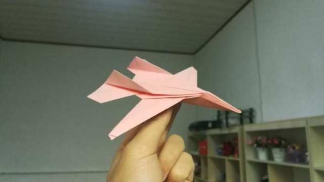 手工折纸 教大家做一款可以飞行的战斗机模型 纸飞机的折法教程!