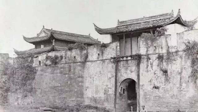 南京通济门,生于1386年,卒于1963年 宁夏灵武南鼓楼,卒于1970年 生于