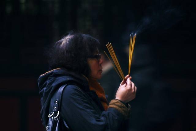 一位高人说的烧香拜佛时香头的高低不一样,预示的凶吉