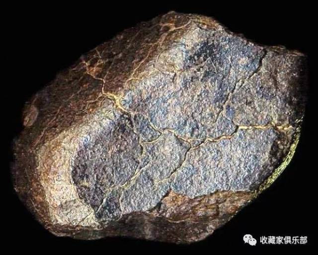 陨石陨落过程中如有暴雨出现的,熔壳则会出现龟裂现象(龟裂纹),日久则