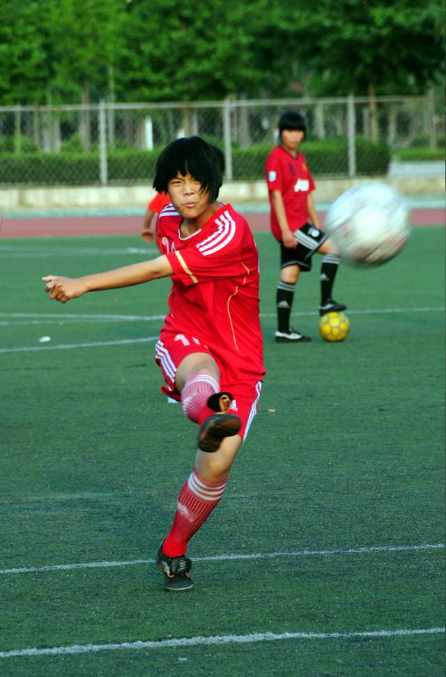 山东郯城一中女足将代表中国出征世界中学生足球赛(组图)