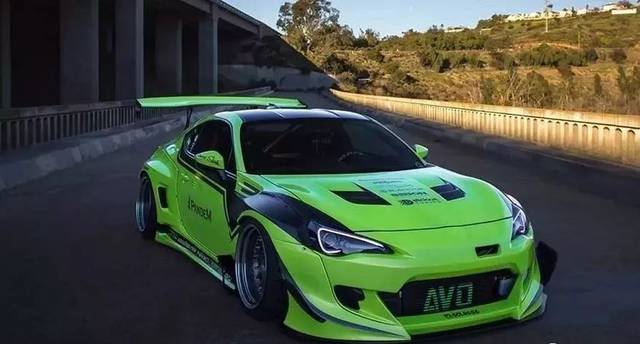 给你一辆骚气的改装车和一位丰满的美女,你会