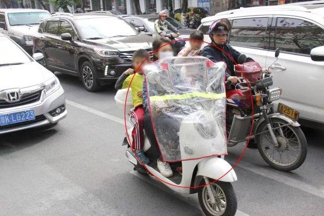 2017年12月14日,光华路油城路口电动车 非法改装和安装遮阳伞在道路