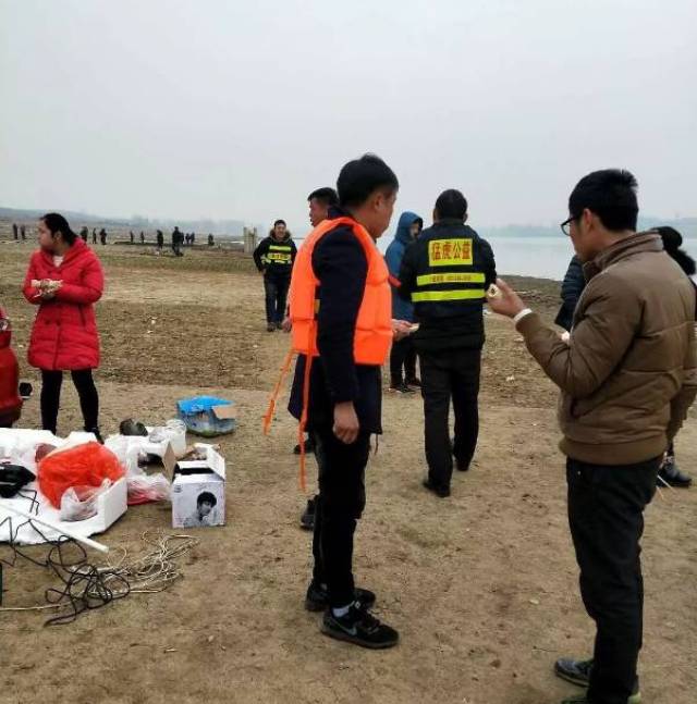 兰陵贾庄长桥水库一男子溺水,目前仍在打捞中.