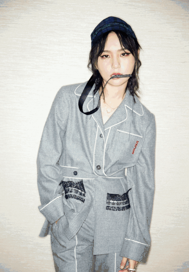 从简单的红色心形图案,再到可爱的猫咪,寿司图案画在她脸上都毫无违和