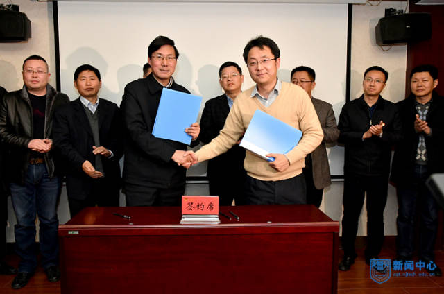 江北新区建设与交通局局长汪冬宁与副校长刘伟庆签署框架合作协议书