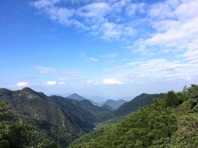 在小村远望,翠嶂千峰起苍茫