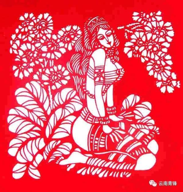 一把小剪刀,一张彩色纸在金丽手中飞舞,在连贯流畅优美的剪纸动作中