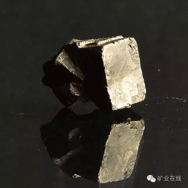 褐色至沥青黑色,树脂光泽,具放射性,是提取铈,镧等稀土元素及钍的